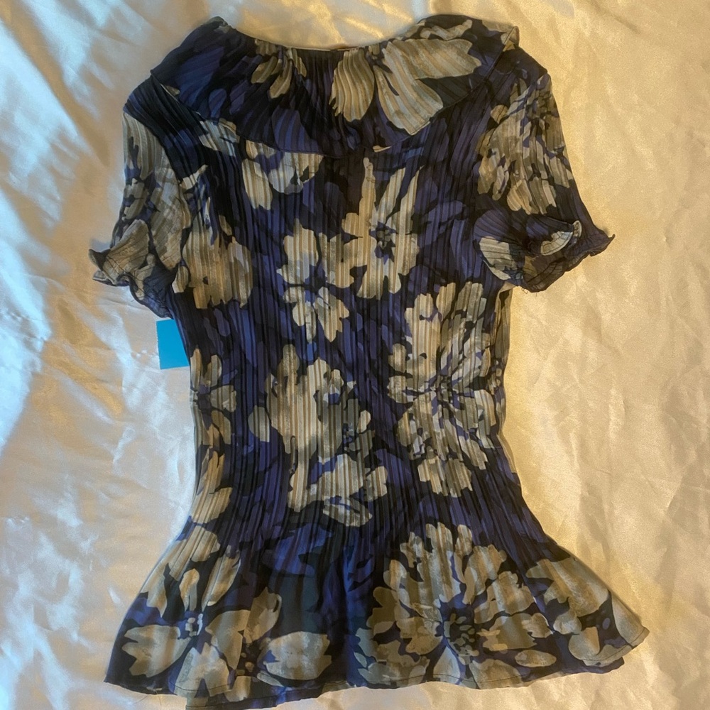 Floral Ruffle Button-Up blouse - Picture 3 of 3